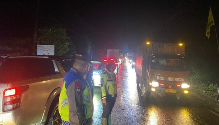 Walaupun Kondisi Pakaian Basah Kuyup Kapolres Pelalawan Tetap Berusaha Wujudkan Cooling Sistem Melayani Masyarakat Yang Terjebak Banjir