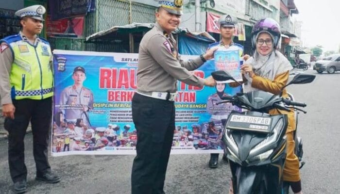 Satlantas Polres Rohil Bagikan 300 Brosur Riau Tertib Berkeselamatan di Bangko