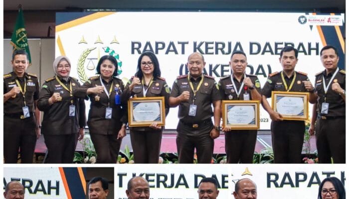 Wakajati Riau Memberi Piagam Penghargaan Kejari Terbaik Pada Rakerda Kejati Riau Tahun 2023