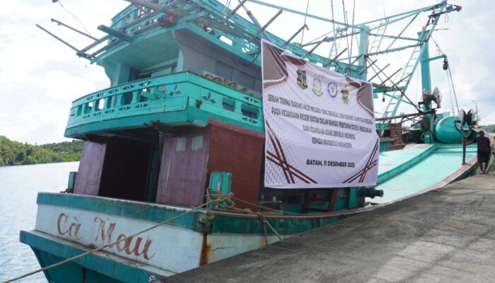 Pusat Pemulihan Aset Hibahkan Barang Milik Negara Berupa 1 Unit Kapal CM 91499 TS kepada Universitas Hasanuddin