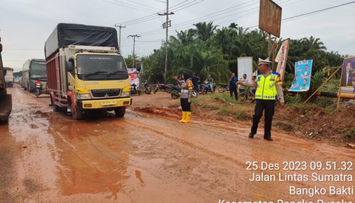 Ops Lilin Lancang Kuning Polres Rohil, Satlantas Urai Macet di Balam KM 14