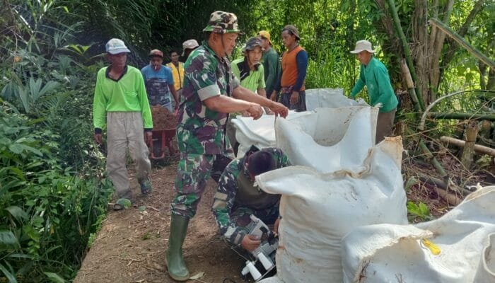 Babinsa Koramil 1002-02/Batang Alai Utara Turun Langsung Gotong Royong Perbaiki Tanggul