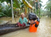 Bupati Kuansing Memikul Bantuan Untuk Warga Korban Banjir