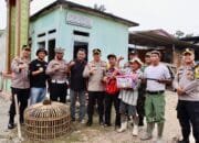 Kapolresta Pekanbaru Berikan Bantuan Perlengkapan Pos Ronda Untuk Menjaga Kamtibmas