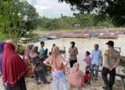 Asik Pantau Luapan Air Potensi Banjir Warga Didatangi Kapolsek Bangkinang Barat