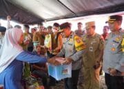 Wakapolda Berikan Bantuan kepada Warga Terdampak Banjir di Rohul dan Tekankan Netralitas dalam Pemilu