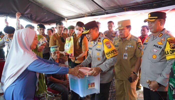 Wakapolda Berikan Bantuan kepada Warga Terdampak Banjir di Rohul dan Tekankan Netralitas dalam Pemilu