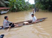 Bupati Kuansing Dayung Perahu Kecil Seorang Diri