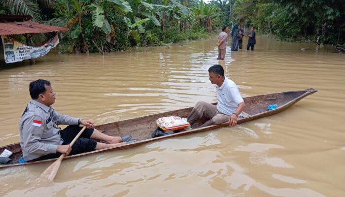 Bupati Kuansing Dayung Perahu Kecil Seorang Diri