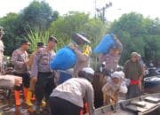 Kapolres Rohil Angkat Barang Warga saat Evakuasi Korban Banjir Usai Sosialisasi Pemilu