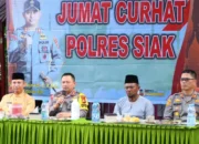 Kapolres Siak Sampaikan Pesan Pemilu Damai 2024 Melalui Program Jumat Curhat