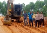 Polsek Logas Tanah Darat Bersama Masyarakat Perbaiki Akses Jalan Rusak Guna Permudah Pengiriman Logistik Pemilu 2024