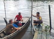 Cooling System Personel Polres Siak, Memberikan Sosialisasi Pemilu Damai Bersama Nelayan