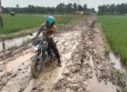 Tempuh Jalan Berlumpur dan Licin, Polsek Kempas Terus Sampaikan Pesan Pemilu Damai