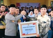 Dinobatkan Sebagai Tokoh Perdamaian Pemilu 2024, ASPEMARI Berikan Penghargaan Kepada Kapolres Siak