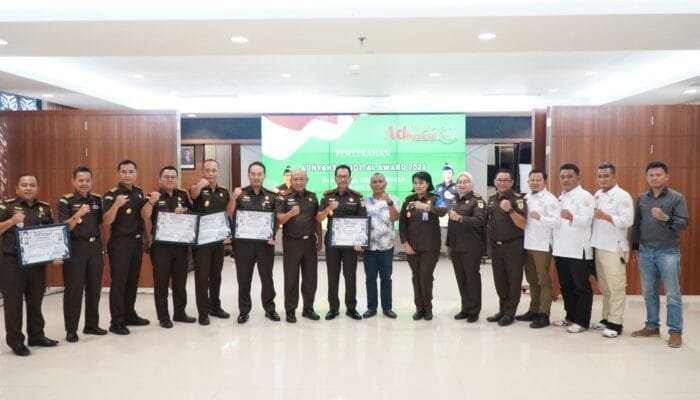 Kepala Kejaksaan Tinggi Riau Menerima Penghargaan Adhyaksa Digital Award 2024
