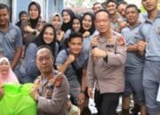 Ka Yanma Polda Riau AKBP Bainar, SH MH Bersama Personil Berikan Bantuan Sembako Kepada Korban Banjir Di Pekanbaru