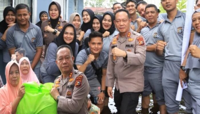 Ka Yanma Polda Riau AKBP Bainar, SH MH Bersama Personil Berikan Bantuan Sembako Kepada Korban Banjir Di Pekanbaru