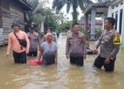 Kapolsek Perhentian Raja Rela Arungi Banjir Untuk Memberikan Bantuan Kepada Masyarakatnya
