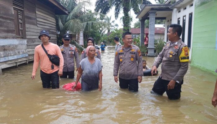 Kapolsek Perhentian Raja Rela Arungi Banjir Untuk Memberikan Bantuan Kepada Masyarakatnya