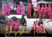 Peduli Kemanusiaan, Ketua Ranting dan Pengurus Bhayangkari Polsek Siak Hulu Bantu Warga Desa Terdampak Banj