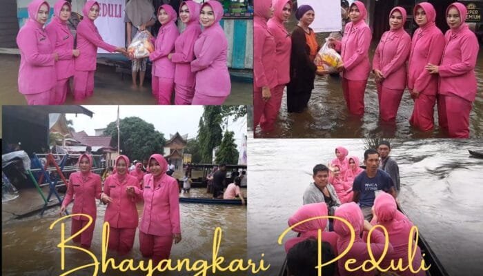 Peduli Kemanusiaan, Ketua Ranting dan Pengurus Bhayangkari Polsek Siak Hulu Bantu Warga Desa Terdampak Banj