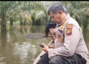Naiki Perahu Motor, Polisi Bantu Warga Terdampak Banjir dan Cooling System Pemilu Damai