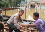 Tim Garda Terdepan, Kapolsek Siak Hulu Bersama Awak Media Naik Perahu Bantu Korban Banjir dan Giat Cooling System