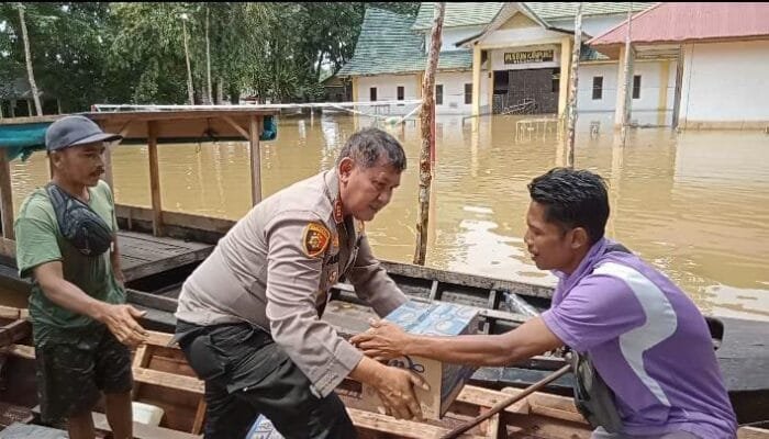 Tim Garda Terdepan, Kapolsek Siak Hulu Bersama Awak Media Naik Perahu Bantu Korban Banjir dan Giat Cooling System