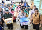 Kapolda Riau dan Danrem 031/Wira Bima Kompak Bantu Korban Banjir, Setengah Badan Terendam Air