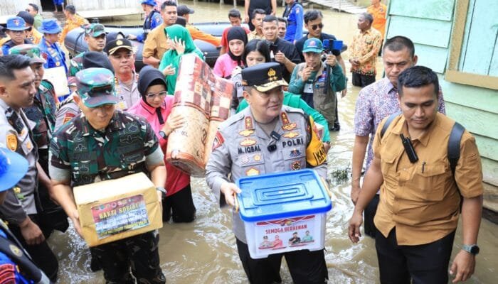 Kapolda Riau dan Danrem 031/Wira Bima Kompak Bantu Korban Banjir, Setengah Badan Terendam Air