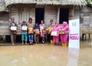 Kapolsek Pangean Dampingi Bhayangkari Berbagi Korban Banjir Wujud Cooling System