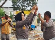 Lihat Aksi Iptu Rara Angkat Karung Pasir Tutup Lubang di Lokasi Banjir Lintas Riau-Sumut