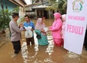 Arungi Sisa Banjir, Kapolres Kampar Ulurkan Bantuan dan Sampaikan Himbauan Pemilu Damai 2024