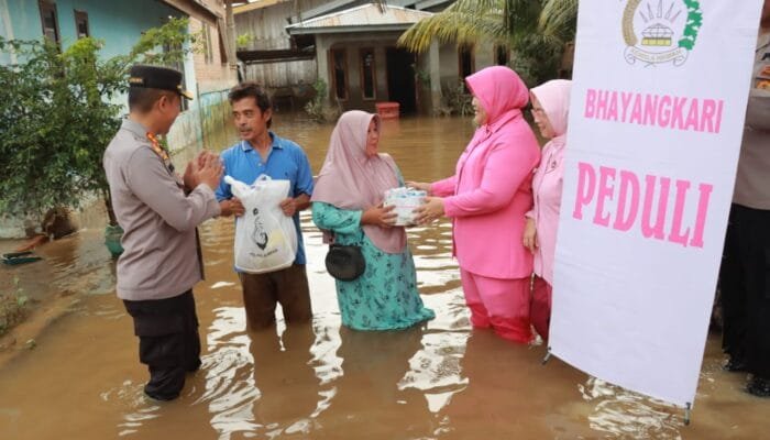 Arungi Sisa Banjir, Kapolres Kampar Ulurkan Bantuan dan Sampaikan Himbauan Pemilu Damai 2024