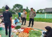 Jajaran Polsek Kempas Blusukan ke Pasar Tradisional, Sampaikan Pesan Pemilu Damai