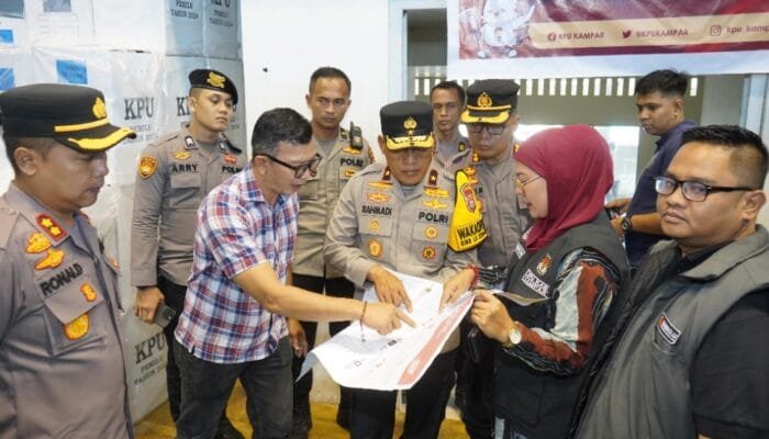 Wakapolda Riau Tinjau Pelipatan Surat Suara di Kampar : Pastikan Keamanan dan Transparansi Pemilu 2024