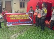 Kapolsek Senapelan Bagikan Bansos Kepada 25 Warga Yang Terdampak Banjir