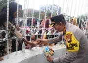 Aksi Humanis Kapolresta Pekanbaru Bagikan Buah dan Minuman Kepada Peserta Unjuk Rasa