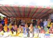 Wakapolda Riau Tinjau Banjir di Kecamatan Rimba Melintang-Rohil dan Beri Masyarakat Bantuan Sembako