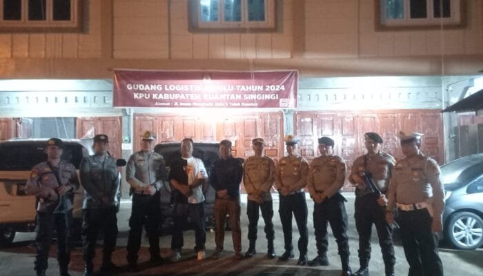 Polres Kuansing Lakukan Pengamanan Proses Bongkar Logistik Kekurangan Surat Suara Dalam Rangka Pemilu Damai 2024