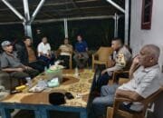 Hingga Malam, Bhabinkamtibmas di Perhentian Raja ini Masih Sambangi Warganya 