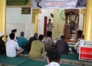 Usai Salat Jumat, Kombes Jeki Sampaikan Pesan Pemilu Damai di Masjid AL – Mukminin