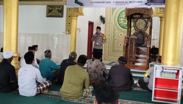 Usai Salat Jumat, Kombes Jeki Sampaikan Pesan Pemilu Damai di Masjid AL – Mukminin