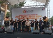 Kapolda Riau Dianugerahi Penghargaan oleh Bawaslu Riau di Acara “Riau on Car Free Day Jalan Sehat, Raga Kuat Pemilu Berdaulat”