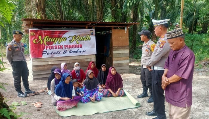 Minggu Kasih Polres Bengkalis, Berbagi Kebahagiaan di Desa Pangkalan Libut