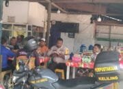 Unik, Bhabinkamtibmas Polsek Bangkinang Barat Himbau Pemilu Damai dengan Bawa Perpustakaan Keliling