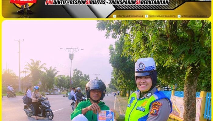 Sat Lantas Polres Kuansing Melaksanakan Kegiatan Pemasangan Stiker dan Brosur Cooling System Pemilu Damai Berkeselamatan 2024