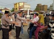 Polsek Kuantan Hilir dan Komunitas Tionghoa Bagikan Takjil Gratis