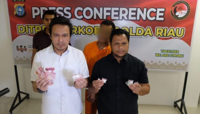 Ditresnarkoba Polda Riau Gerebek Rumah di Pangeran Hidayat Pekanbaru, Puluhan Butir Pil Extasi di Amankan